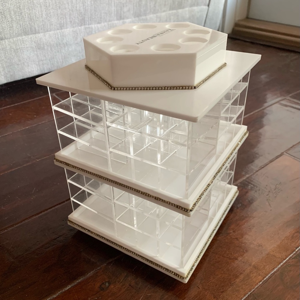 Zahra Beauty Spinning Lipstick Tower 81 Slots